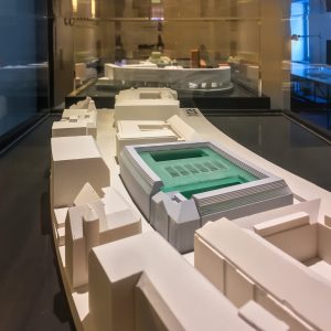 Ausstellung von Architekturmodellen in Glasvitrinen