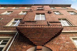 Erker eines Altbaus in norddeutscher Backsteinarchitektur